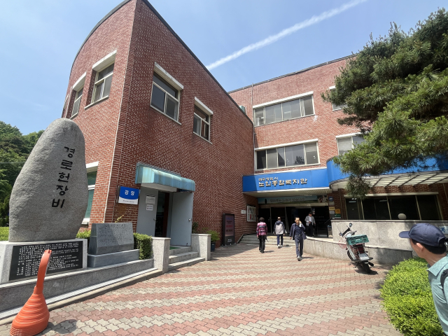 대구시노인종합복지관 전경. 이곳 복지관의 시설을 이용하러 온 노인들은 하루 평균 900명에 달한다. 정두나 기자