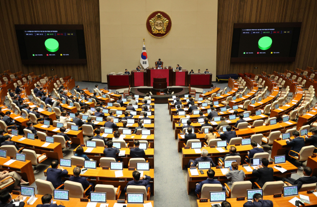 28일 오후 국회 본회의에서 4·16 세월호 참사 피해구제 및 지원 등을 위한 특별법 일부개정법률안이 통과되고 있다. 연합뉴스