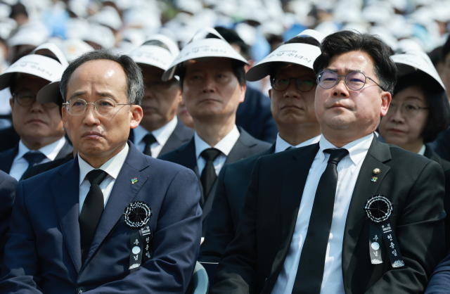 국민의힘 추경호 원내대표(왼쪽)와 더불어민주당 박찬대 원내대표가 6일 서울 동작구 국립서울현충원에서 열린 제69회 현충일 추념식에 참석해 영상을 시청하고 있다. 연합뉴스