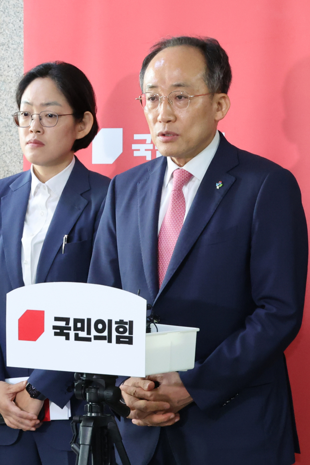국민의힘 추경호 원내대표가 7일 오전 서울 여의도 국회에서 원내대책회의를 마친 뒤 원 구성 여야 협상과 관련한 취재진의 질문에 답하고 있다. 연합뉴스