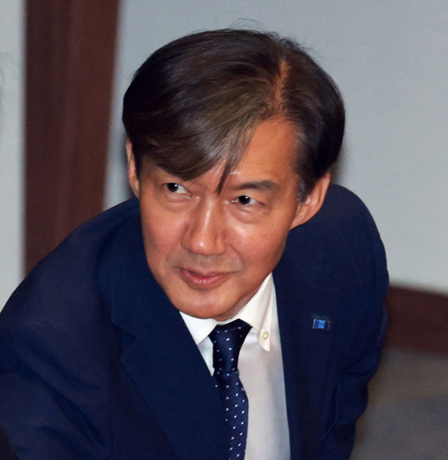 5일 오후 서울 국회에서 제22대 국회 첫 본회의가 열렸다. 조국혁신당 조국 대표가 동료 의원과 악수하고 있다. 연합뉴스