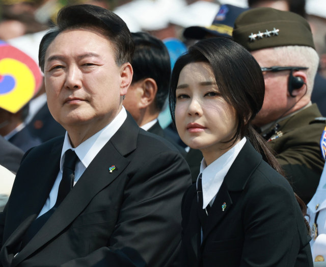 윤석열 대통령과 김건희 여사가 지난 6일 서울 동작구 국립서울현충원에서 열린 제69회 현충일 추념식에서 박명호 참전유공자와 영상을 시청하며 대화하고 있다. 연합뉴스