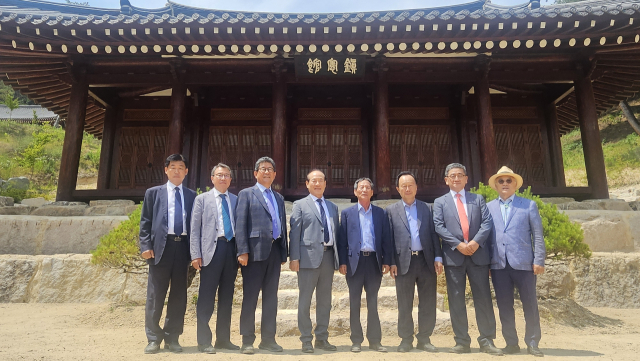 의성군 매일신문 자문위원회는 7일 구미시 선산읍 영남유교문화진흥원을 방문해 조선시대 장서와 독립운동 자료, 18세기 민화 등 다양한 전시 유물을 둘러봤다. 장성현 기자.