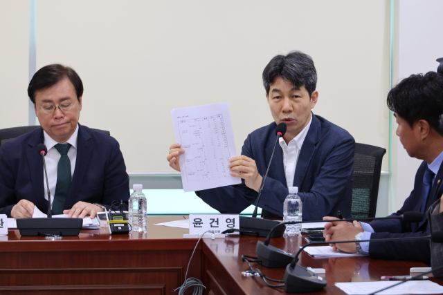더불어민주당 윤건영 의원이 7일 오전 서울 여의도 국회 의원회관에서 김정숙 여사의 인도 방문 관련 기자간담회에서 기내식 비용과 관련한 여당의 공세에 대해 입수한 자료를 공개하며 반박하고 있다. 연합뉴스