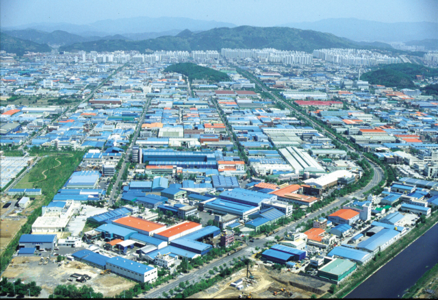 에스엘이 지난해 연결 기준 매출과 영업이익은 증가했지만 환율 변동과 영업외비용 영향으로 당기순이익이 16% 감소했으며 주당 2천770원 현금배당과 이성엽 부회장 재선임 안건을 주총에 상정했다. 사진은 성서산업단지 전경. 매일신문 DB