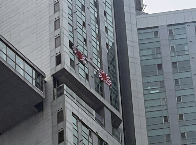 현충일인 지난 6일 부산 수영구의 한 주상복합건물 고층 창문에 일본 군국주의 상징인 욱일기가 내걸려 있다. 연합뉴스