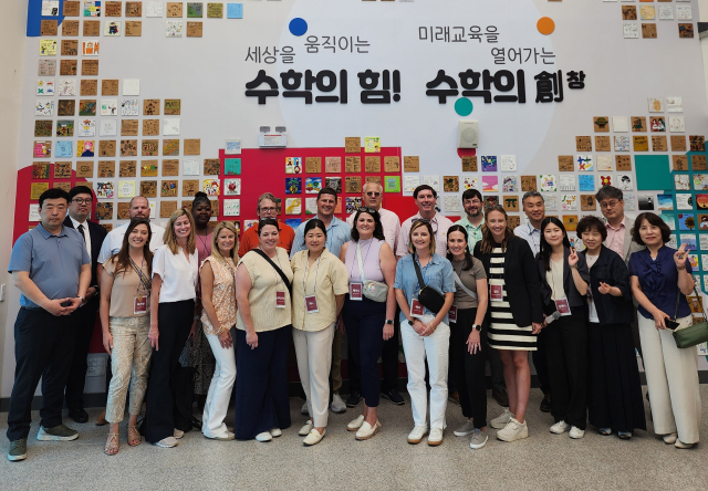 미국 글로벌 교육 관계자들로 구성된 방문단이 지난 5일 경북교육청이 운영하고 있는 남부미래교육관을 방문해 다양한 교육 사업과 프로그램을 둘러 본 후 기념 촬영을 하고 있다. 경북교육청 제공