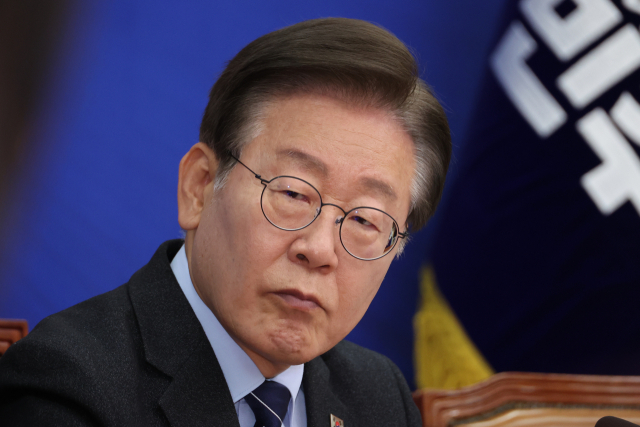 더불어민주당 이재명 대표가 10일 오전 서울 여의도 국회에서 열린 최고위원회의에서 정청래 최고위원의 발언을 듣고 있다. 이날 최고위에서는 