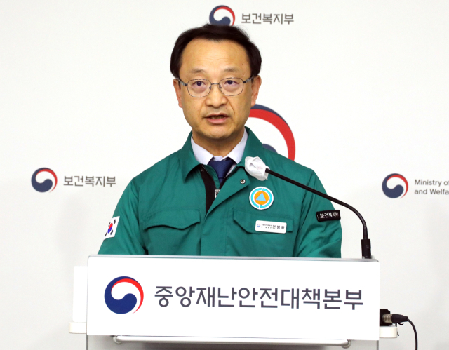전병왕 보건복지부 보건의료정책실장이 10일 오전 정부세종청사 보건복지부 브리핑실에서 열린 의사 집단행동 중앙재난안전대책본부 브리핑에서 
