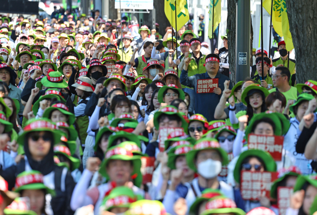 14일 오후 정부서울청사 앞에서 전국보건의료산업노동조합 관계자 등이 조속한 진료정상화·올바른 의료개혁 촉구 결의대회를 하고 있다. 연합뉴스