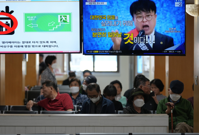 대한의사협회와 의대 교수 단체가 집단휴진을 예고한 가운데 10일 대구 중구 경북대학교병원에서 환자들이 진료를 기다리고 있다. 김영진 기자 kyjmaeil@imaeil.com