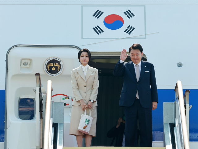윤석열 대통령과 부인 김건희 여사가 10일 경기 성남 서울공항에서 투르크메니스탄, 우즈베키스탄, 카자흐스탄 등 중앙아시아 3개국 방문차 출국하며 전용기인 공군 1호기에 올라 인사하고 있다. 연합뉴스