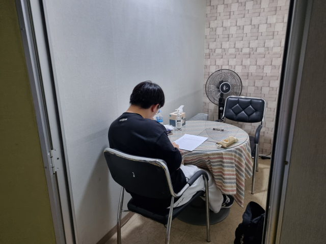 대구 동구 학교밖청소년지원센터 내부 개인상담실. 성인 두명이 들어가면 꽉 찰 정도로 비좁은 공간이다. 냉방시설이 없어 한여름에도 선풍기 한 대를 틀고 개인상담, 멘토링 등을 진행한다. 김유진 기자