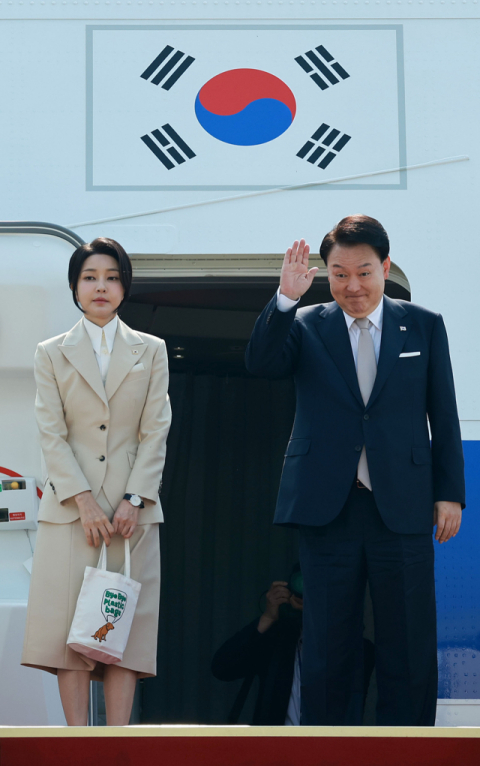 윤석열 대통령과 부인 김건희 여사가 지난 6월 10일 경기 성남 서울공항에서 투르크메니스탄, 우즈베키스탄, 카자흐스탄 등 중앙아시아 3개국 방문차 출국하며 전용기인 공군 1호기에 올라 인사하고 있다. 연합뉴스