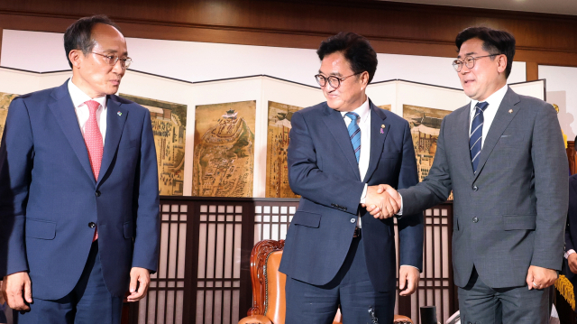 우원식 국회의장(가운데)이 10일 오후 국회의장실에서 회동을 위해 모인 국민의힘 추경호 원내대표(왼쪽), 더불어민주당 박찬대 원내대표와 악수하고 있다. 연합뉴스
