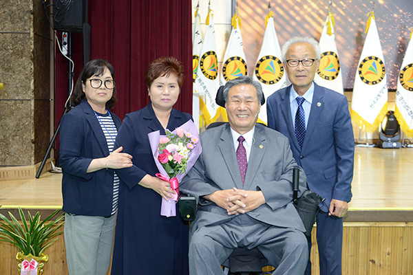 김옥자 대표가 장관상을 수상하고 관계자들과 기념촬영을 하고 있다. 한국교통장애인협회 제공