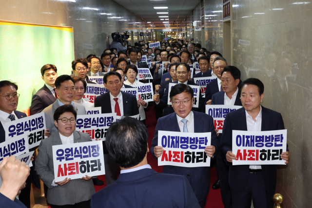 국민의힘 의원들이 10일 국회의장실 앞에서 국회 상임위원장 선출과 관련해 우원식 의장 사퇴를 요구하고 있다. 연합뉴스