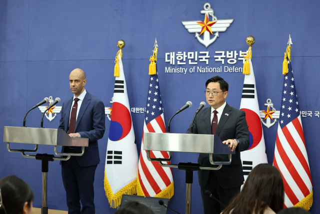 10일 오후 서울 국방부에서 조창래 국방부 국방정책실장과 비핀 나랑 미국 국방부 우주정책차관보대행이 한미 핵협의그룹(NCG) 공동 기자회견을 하고 있다. 연합뉴스