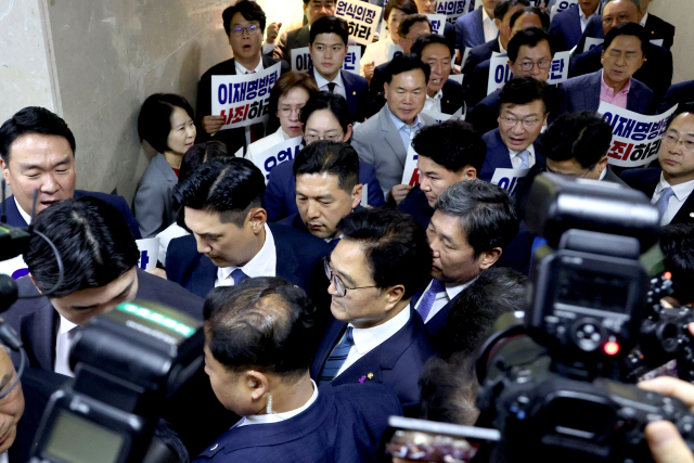 우원식 국회의장이 10일 오후 본회의를 개회하기 위해 국민의힘 의원들의 사퇴 촉구 시위를 뚫고서 국회 본회의장으로 들어가고 있다. 연합뉴스