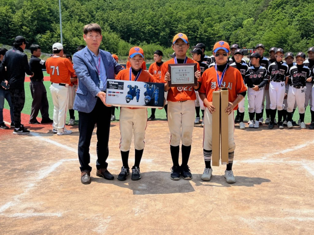 경산시 리틀야구단이 제4회 태백시장기 전국리틀야구대회에서 준우승을 차지한 후 기념사진을 촬영했다. 경산시 리틀야구단 제공