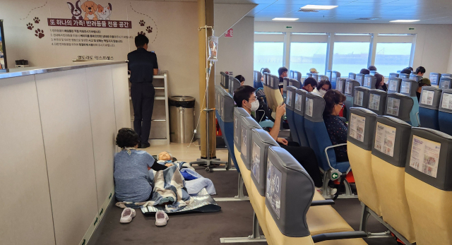 울릉군에서 발생한 응급환 자를 울릉군 보건의료원은 엘도라도 익스프레스호 승선시켜 포항으로 후송 중이다. 선사 측은 여객선 내에서 응급환자를 매점 앞 승객들이 사용하는 통로에 눕혀 후송 시키고 있다. 독자제공
