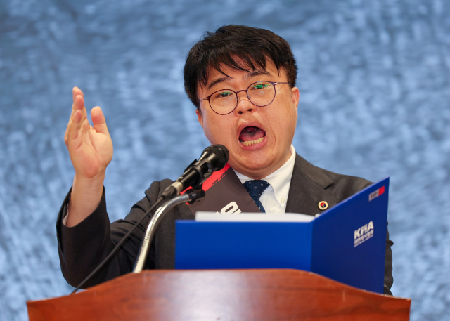 임현택 대한의사협회(의협) 회장이 9일 오후 서울 용산구 대한의사협회에서 열린 전국의사대표자대회에서 투쟁선포문을 읽고 있다. 연합뉴스