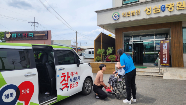 의성군 춘산면 찾아가는 보건복지팀이 집안에서 쓰러져 있는 홀몸노인을 구조해 병원에 입원 조치하고 있다. 의성군 제공.