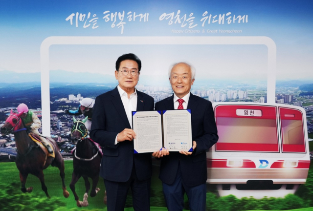배병일 한국장학재단 이사장(오른쪽)과 최기문 영천시장이 11일 청년 장기연체자 신용회복 지원사업을 위한 업무협약을 체결하고 있다. 한국장학재단