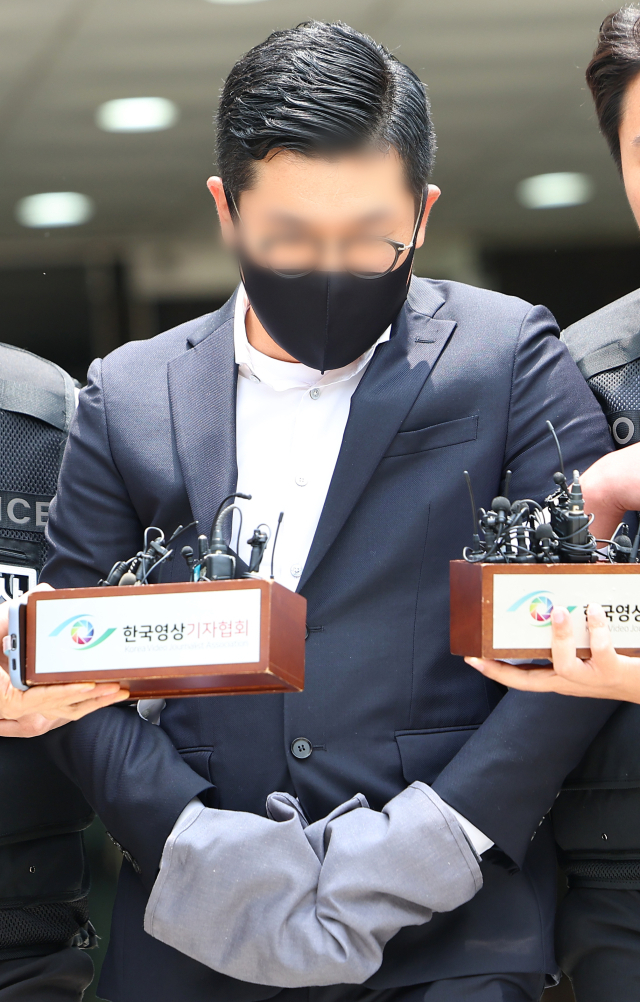 음주 뺑소니 혐의를 받는 김호중을 대신해 김씨 매니저에게 허위 자수를 지시한 혐의(범인도피교사)를 받는 생각엔터테인먼트 이광득 대표가 지난달 24일 오후 구속 전 피의자 심문(영장실질심사)를 마친 뒤 서울 서초구 서울중앙지법을 나서고 있다. 연합뉴스