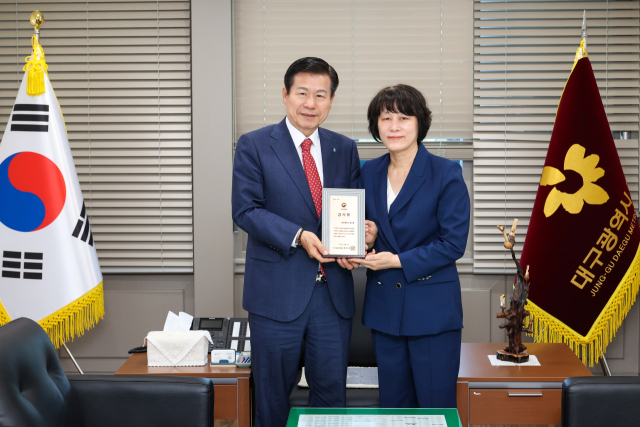 대구 중구, 국가보훈부장관 감사패 수여(왼쪽부터 류규하 중구청장, 박현숙 대구지방보훈청장)