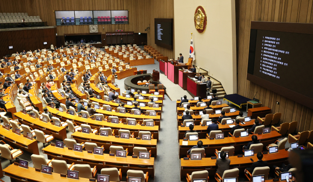 10일 국회 본회의장에 국민의힘 의원들의 자리가 비어있는 가운데 상임위원장 선출 안건이 상정되고 있다. 연합뉴스