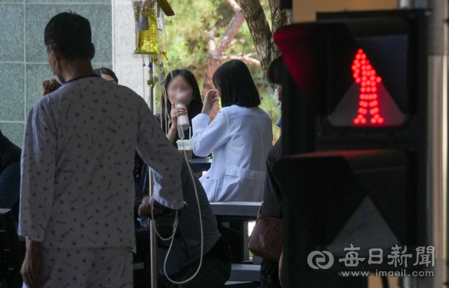 대한의사협회와 의대 교수 단체가 집단휴진을 예고하는 등 의정 갈등이 극에 치닫고 있는 11일 대구의 한 대학병원에서 환자가 이동하고 있다. 안성완 기자 asw0727@imaeil.com