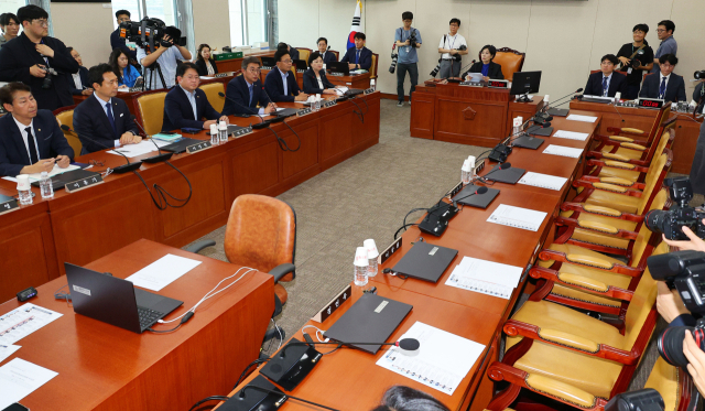 최민희 과학기술정보방송통신위원회 위원장이 11일 오후 서울 여의도 국회에서 간사 선출을 위한 과학기술정보방송통신위원회 전체회의를 주재하고 있다. 사임계를 제출한 국민의힘 소속 위원들의 자리가 텅 비어 있다. 연합뉴스