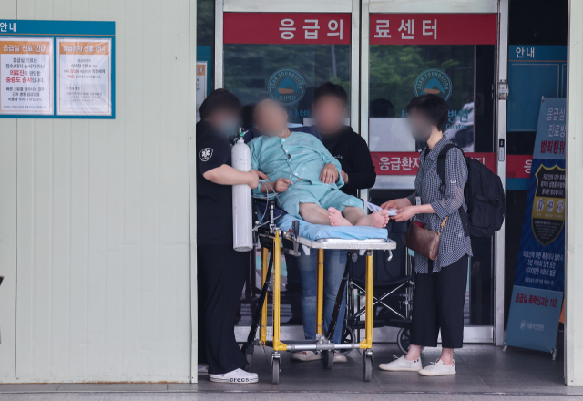 서울의대 교수와 대한의사협회(의협)의 집단휴진 계획 발표에 이어 전국의과대학교수협의회(전의교협)가 12일 