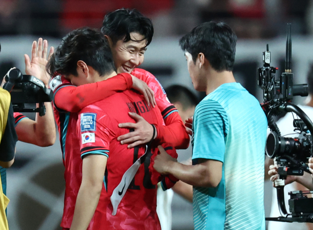 11일 서울월드컵경기장에서 열린 2026 북중미 월드컵 아시아 지역 2차 예선 C조 6차전 한국과 중국의 경기가 끝난 뒤 주장 손흥민이 결승골을 넣은 이강인과 포옹하며 기뻐하고 있다. 연합뉴스