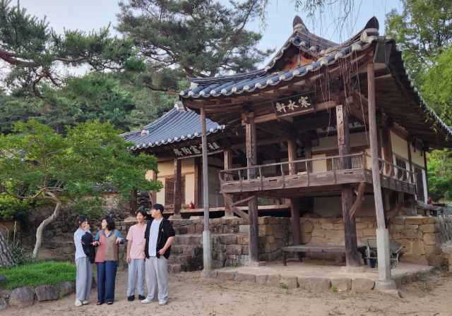 성주 명인고 베트남 유학생들이 성주 한개마을 한주종택 내 한수헌 정자 앞에서 김경희(왼쪽 2번째) 후견인과 이야기를 나누고 있다. 명인고 제공