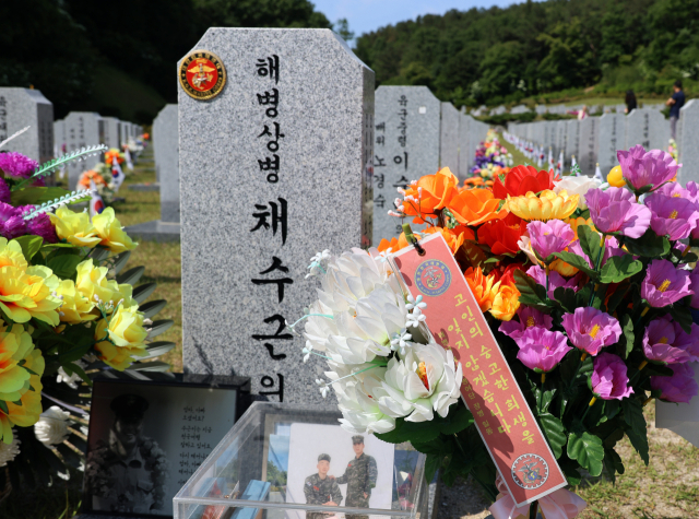 대전 유성구 국립대전현충원에 있는 채 상병의 묘비 앞에 해병대 전우들과 가족들이 남긴 꽃들이 가득하다. 연합뉴스