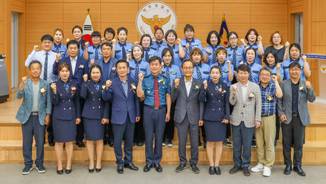 경북 영주경찰서(서장 민문기)는 12일 경찰서 4층 대강당에서 영주시장과 교육장, 초등학교 교장, 녹색어머니회 회원 등 40여 명이 참석한 가운데 2024년 녹색어머니연합회 발대식을 했다. 영주경찰서 제공