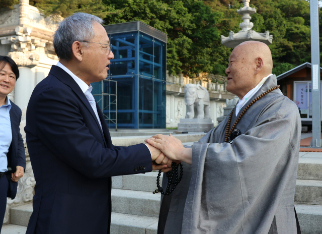 유인촌 문화체육관광부 장관이 12일 대구 동구 동화사를 방문해 동화사 방장 의현 스님과 인사를 나누고 있다. 연합뉴스