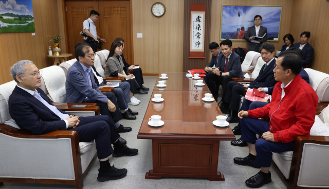 유인촌 문화체육관광부 장관이 12일 대구 북구 대구시청 산격청사를 방문해 홍준표 대구시장과 면담하고 있다. 연합뉴스
