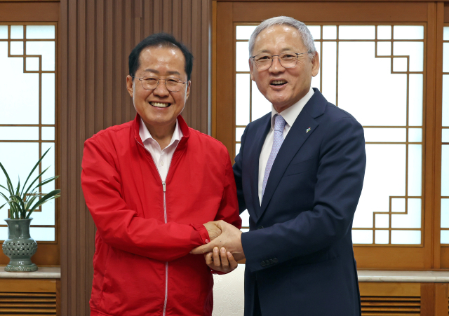 유인촌 문화체육관광부 장관이 12일 대구 북구 대구시청 산격청사를 방문해 홍준표 대구시장을 만나 악수하며 기념 촬영하고 있다. 연합뉴스