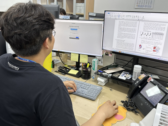 경북도청 메타AI과학국 소속 직원 장종원 씨가 AI를 활용해 보도자료를 만들고 있다. 윤영민 기자
