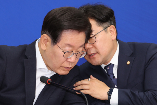 더불어민주당 이재명 대표와 박찬대 원내대표가 12일 오전 서울 여의도 국회에서 열린 최고위원회의에서 귀엣말을 있다. 연합뉴스