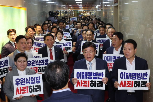 10일 오후 의원총회를 마친 국민의힘 의원들이 국회의장실 앞에서 