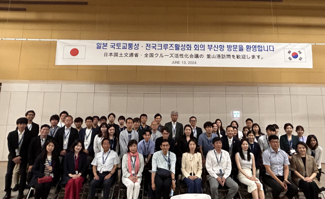 일본 국토교통성 및 일본전국크루즈활성화회 관계자, 오사카 대학교수 일행 등이 13일 부산항을 방문해 기념촬영을 하고 있다. [사진=부산항만공사]