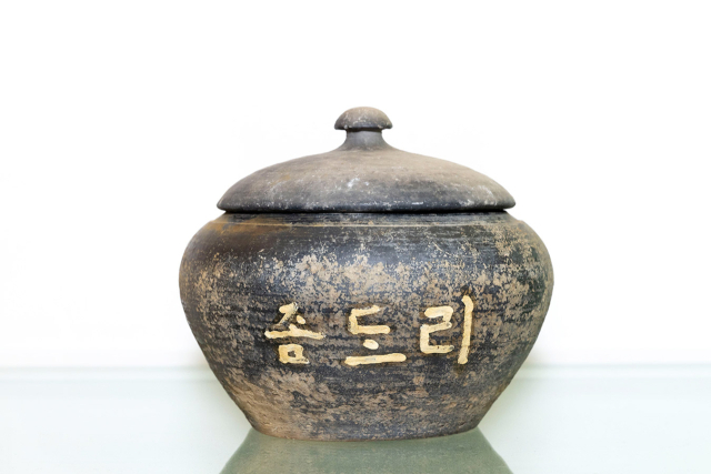 지난 4월 경북 칠곡군 왜관새마을금고가 기탁받은 좀도리단지. 새마을금고중앙회는 최근 좀도리단지에 대한 근현대 예비문화유산 지정을 국가유산청에 신청했다. 중앙회 제공