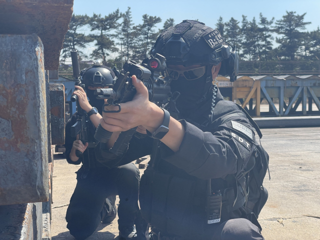 13일 포항제철소에서 진행된 포항특정경비지역사령부 주관 국가 중요시설 대테러 종합훈련에서 해병대 군사경찰 특임대가 경계를 하고 있다. 해병대 1시단 제공.