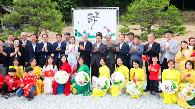 13일 이철우 경북도지사, 유인촌 문화체육관광부 장관, 부호 주한베트남대사, 임종득 국회의원(영주·봉화·영양), 박현국 봉화군수, 화산 이씨(花山 李氏) 후손 등이 참석한 가운데 K-베트남 밸리 조성 사업 현장 간담회가 열렸다. 경북도 제공