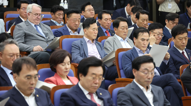 국민의힘 의원들이 13일 오전 국회에서 열린 의회정치 원상복구 의원총회에 참석해 최남호 산업통상자원부 2차관의 동해 심해 가스전 개발 브리핑을 듣고 있다. 연합뉴스