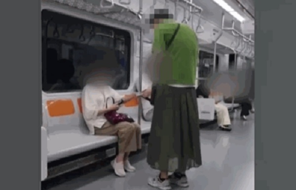 지난 11일과 13일, 여장을 한 남성이 여성들을 대상으로 돈을 요구했다. 해당 사진은 지난 11일의 모습. JTBC 사건반장 캡처